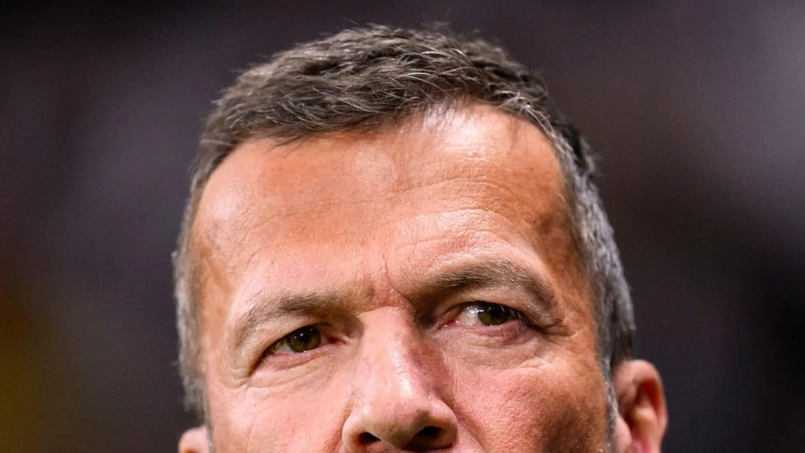 Lothar Matthäus steht vor einem Spiel im Deutsche Bank Park. (Foto: Tom Weller/dpa)