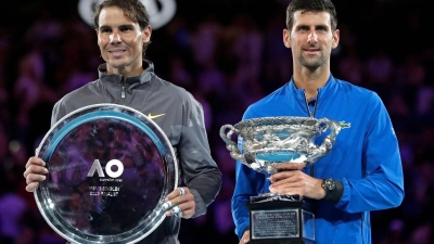 Novak Djokovic (r) will Rafael Nadal bei seinem letzten Spiel die Ehre erweisen. (Foto: Aaron Favila/AP/dpa)