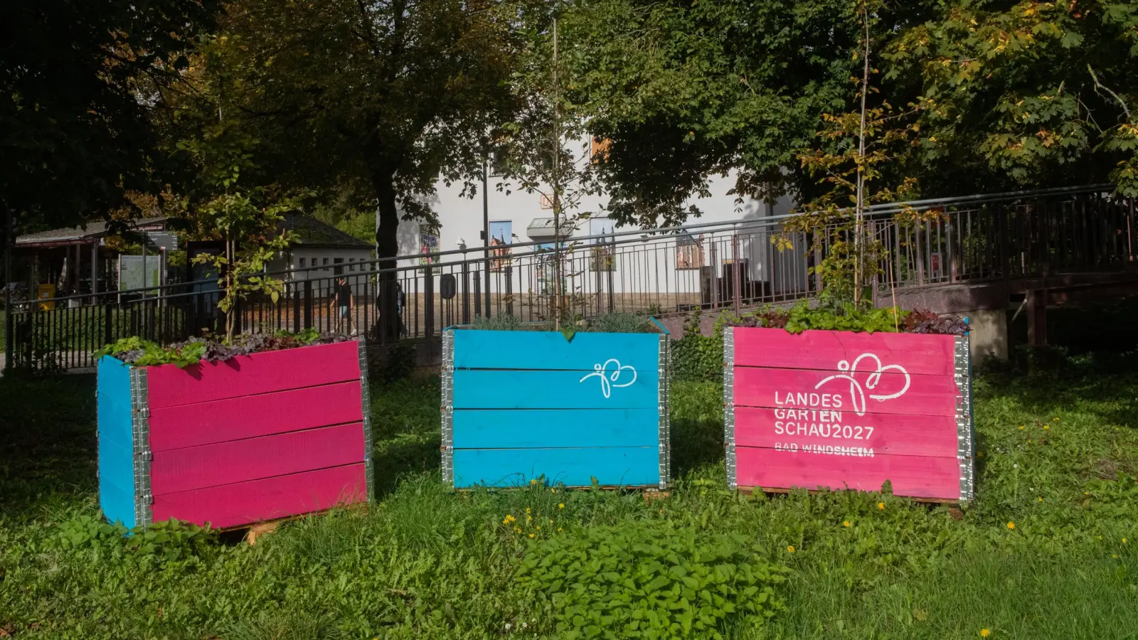 Für die Landesgartenschau 2027 wird in Bad Windsheim (hier am Bahnhofsvorplatz) schon fleißig geworben. Nun steht sie auf der Kippe. (Foto: Evi Lemberger)