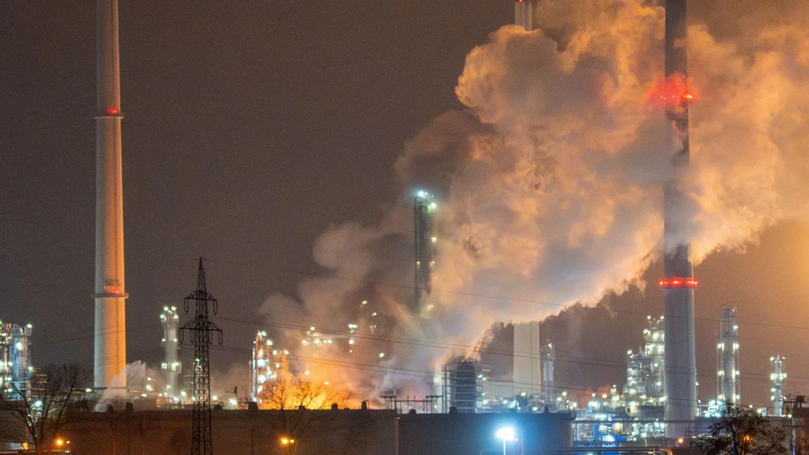 Noch ist unklar, wie hoch der Schaden nach dem Brand in der Raffinerie in Neustadt an der Donau ausfällt. (Archivbild) (Foto: Lars Haubner/NEWS5/dpa)