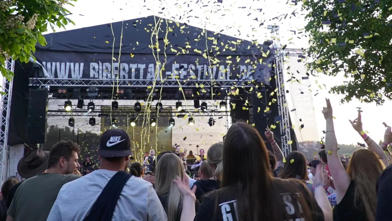 Konfetti regnete es 2023 am Biberttal-Festival. Dieses Jahr könnten in Andorf allerdings echte Schauer vom Himmel fallen. (Foto: Elke Walter)