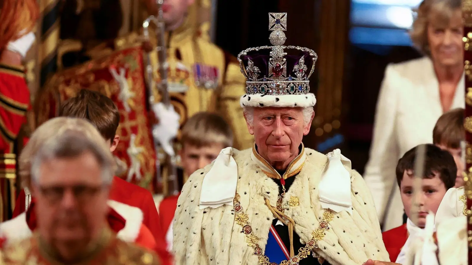 Pompöse Zemeronie: König Charles verliest die Pläne der Regierung. (Foto: Hannah Mckay/PA Wire/dpa)