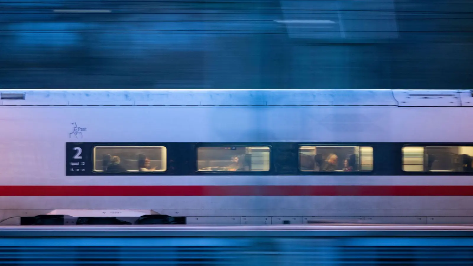 Ein ICE fährt aus dem Stuttgarter Hauptbahnhof heraus (Aufnahme mit Langzeitbelichtung). (Foto: Marijan Murat/dpa)