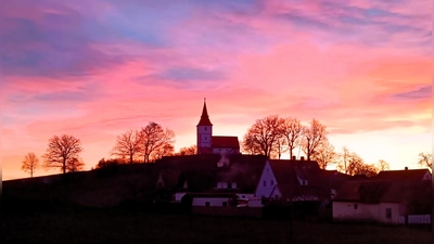  Die St.-Veit-Kirche - gesehen in Dombühl. (Foto: Thomas Leigart)