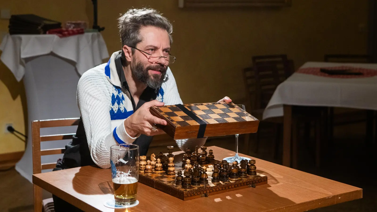 Schachstratege mit Hintergedanken: Vladimir Pavic als Chaim Eisenberg. (Foto: Evi Lemberger)