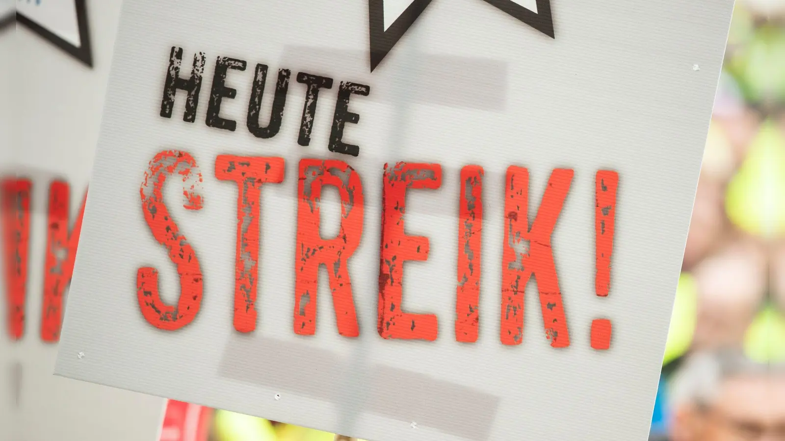 Im Streik für bessere Arbeitsbedingungen: Streikgelder, die Gewerkschaften an ihre Mitglieder auszahlen, bleiben steuerfrei. (Foto: Christophe Gateau/dpa/dpa-tmn)