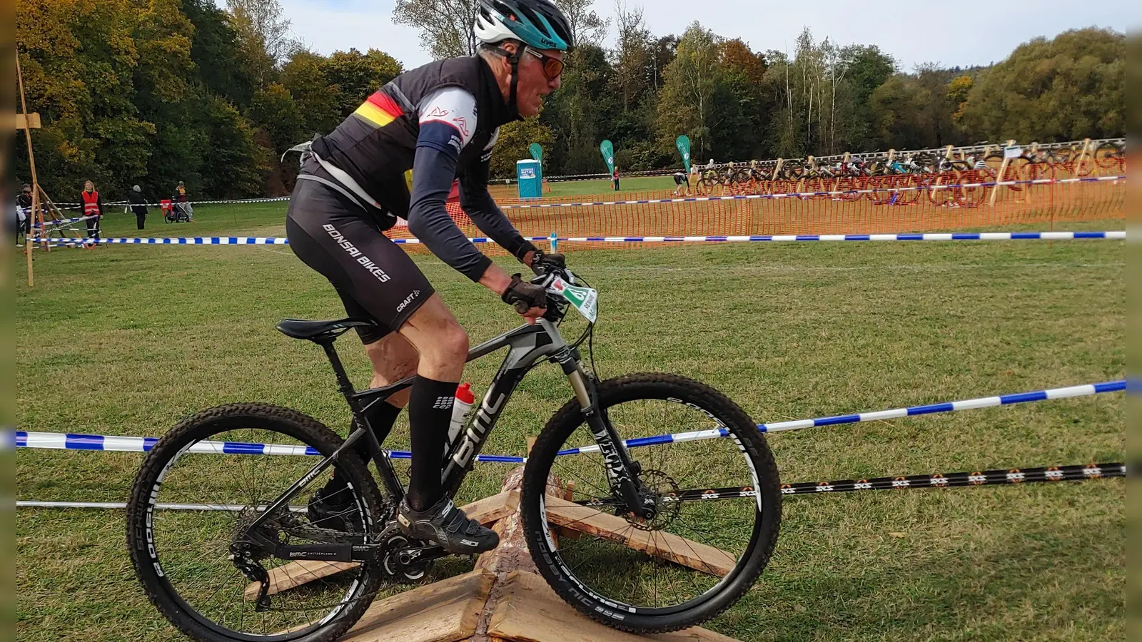 Gut gewippt ist halb gewonnen: Reinhard Joas meistert die Mountainbikestrecke bei der DM im Crossduathlon. (Foto: Ida Widtmann)