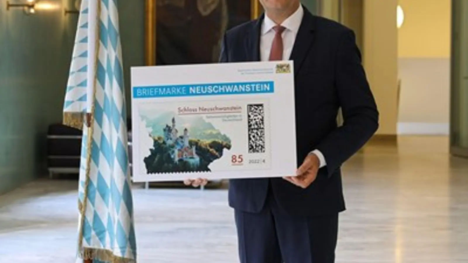 Bayerns Finanzminister Albert Füracker stellt die neue Sonderbriefmarke vor. (Foto: Christian Blaschka/Bayerisches Staatsministerium der Finanzen und für Heimat /dpa)