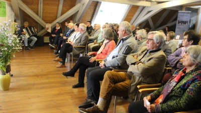 Volles Haus bei der Geburtstagsfeier für den Isumuya-Weltladen an der Scheinfelder Hauptstraße. Wolfgang Hoyer (hinten) begleitete auf dem Akkordeon. (Foto: Hans-Jochen Teufel)