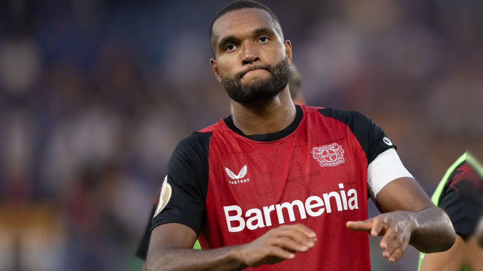 Jonathan Tah geht nicht davon aus, dass die Turbulenzen um den geplatzten Bayern-Wechsel seine Saison belasten. (Foto: Hendrik Schmidt/dpa)