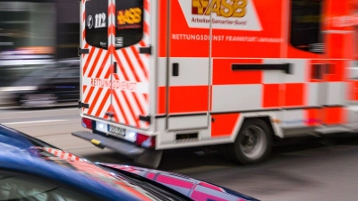 Ein Rettungswagen des Arbeiter-Samariter-Bundes (ASB) ist mit Blaulicht unterwegs. (Foto: Frank Rumpenhorst/dpa/Symbolbild)