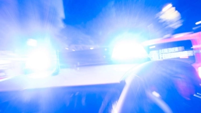 Ein Streifenwagen der Polizei steht mit Blaulicht an einem Einsatzort. (Foto: Christophe Gateau/dpa/Symbolbild)