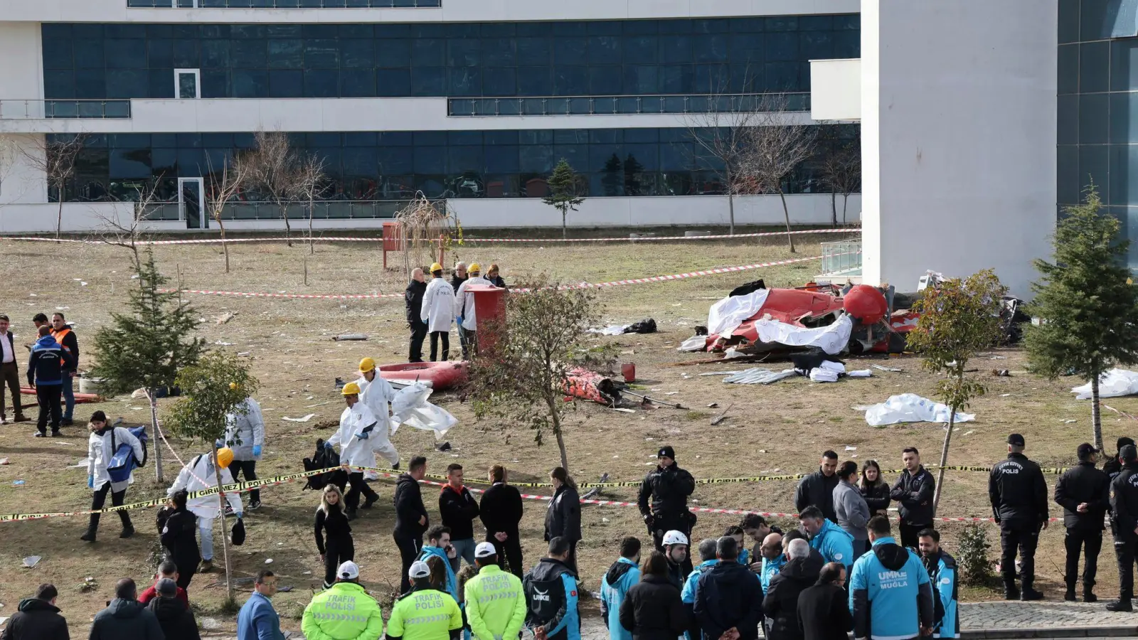 Ein Rettungshubschrauber ist in der südtürkischen Provinz Mugla gegen ein Krankenhaus geprallt und dann abgestürzt (Foto: Uncredited/IHA/AP/dpa)