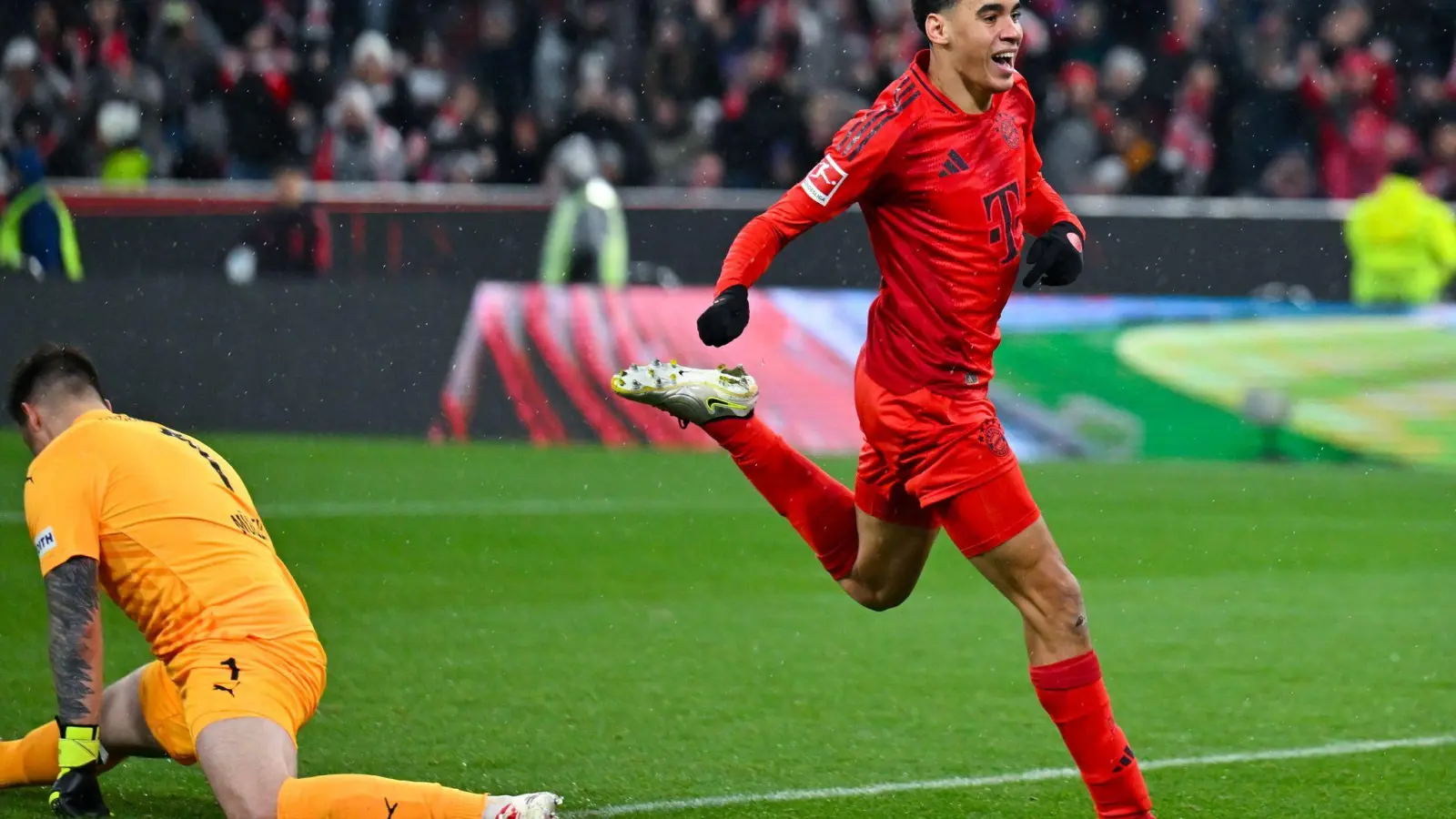 Jamal Musiala jubelt nach seinem zweiten Tor zum 4:2-Endstand. (Foto: Sven Hoppe/dpa)