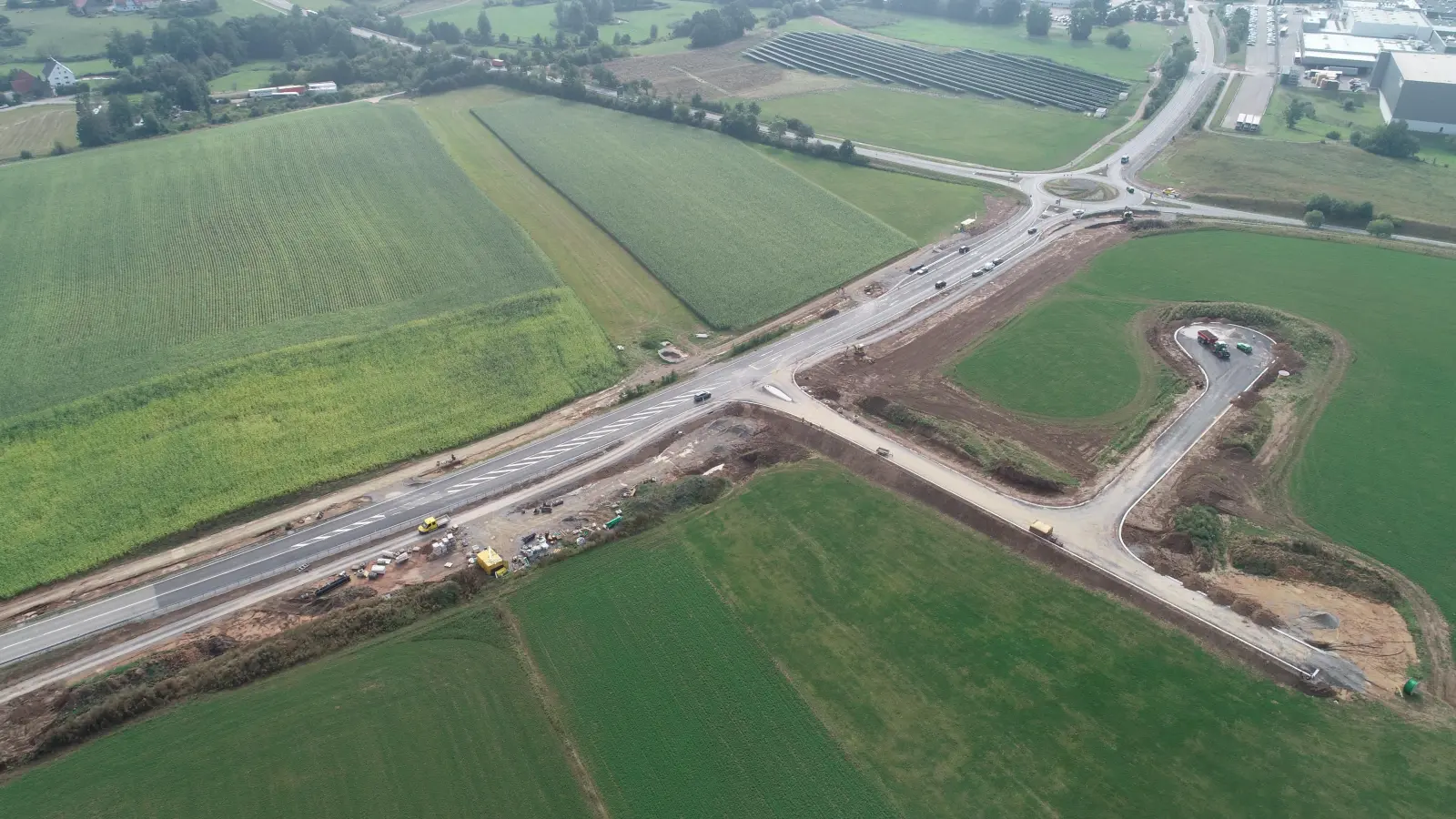 Die Erschließung des Industriegebiets Feuchtwangen West II schreitet voran. Der Fuß- und Radweg an der B25 soll bis Mitte Oktober fertig sein. Die Querungshilfe dafür wird von Montag bis Mittwoch am Kreisel mit der Staatsstraße (im Hintergrund) angelegt. (Foto: Stadt Feuchtwangen/Werner Tippmann)