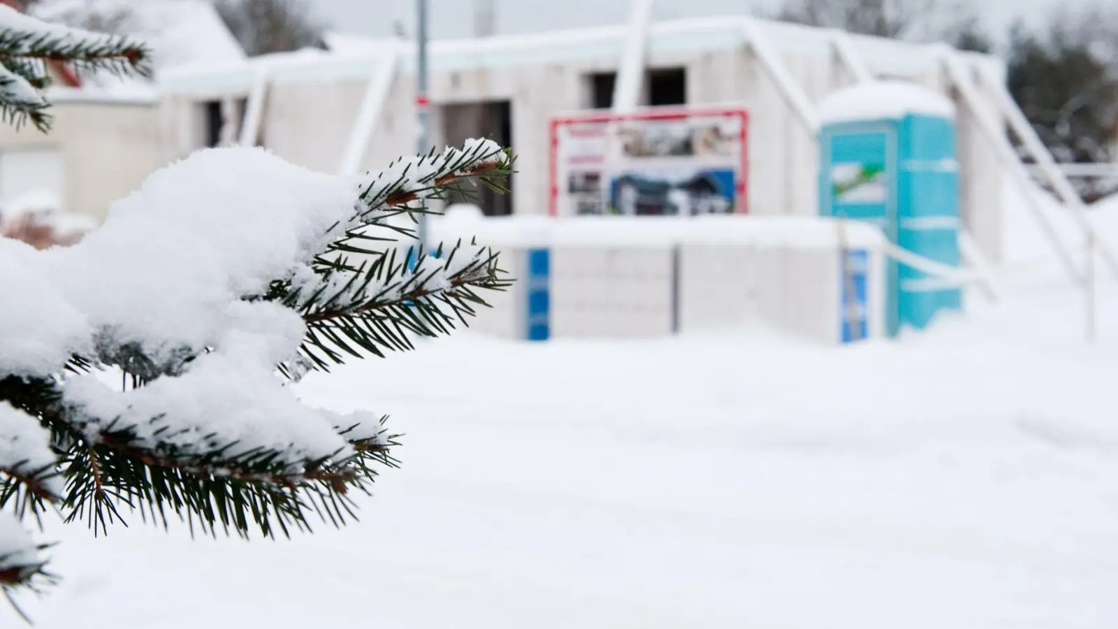 In der kalten Jahreszeit sollten Bauherren aktiv darauf achten, dass ihre Baustelle winterfest gesichert ist. (Foto: Andrea Warnecke/dpa-tmn)