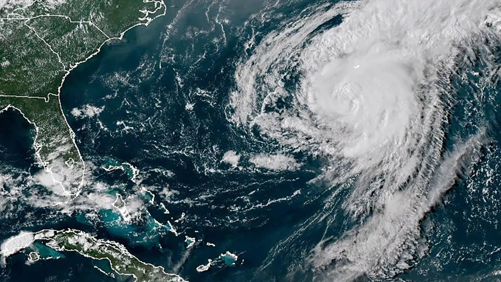  Hurrikan „Ernesto“ ist auf Bermuda getroffen. (Foto: NOAA/AP/dpa)