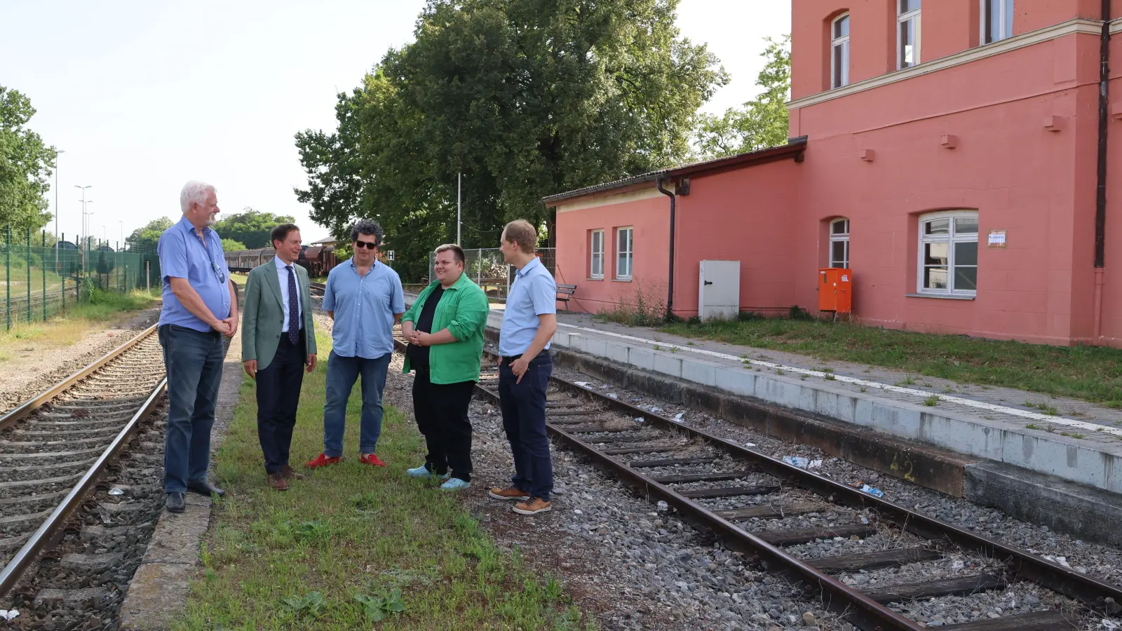 Vor Ort informierte sich MdB Jan Plobner (Zweiter von rechts) über den Fortgang der Reaktivierung der Hesselbergbahn zwischen Wassertrüdingen und Gunzenhausen. Mit beim Ortstermin: Peter Banczyk („Verbindung zwischen Freunden“, ganz rechts), Andreas Braun (BayernBahn), Bürgermeister Stefan Ultsch und SPD-Ortsvereinsvorsitzender Nils Kühne-Hellmessen (von links). (Foto: Martina Haas)