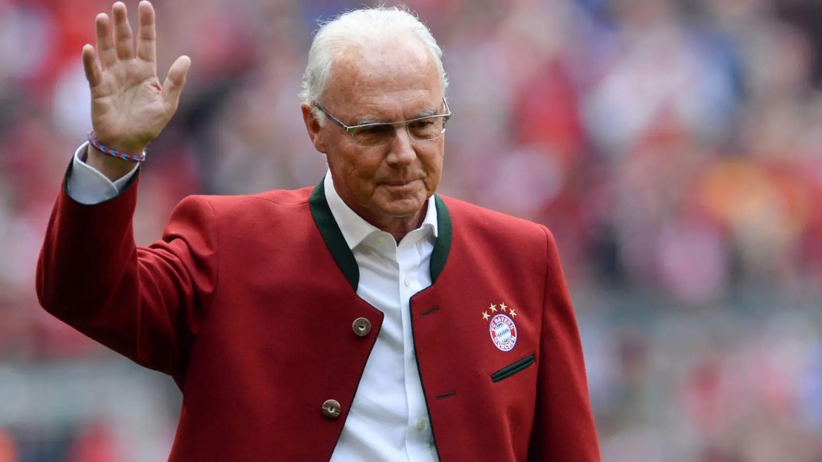 Der Ikone Franz Beckenbauer wird auf der Mitgliederversammlung des FC Bayern gedacht. (Foto: Andreas Gebert/dpa)