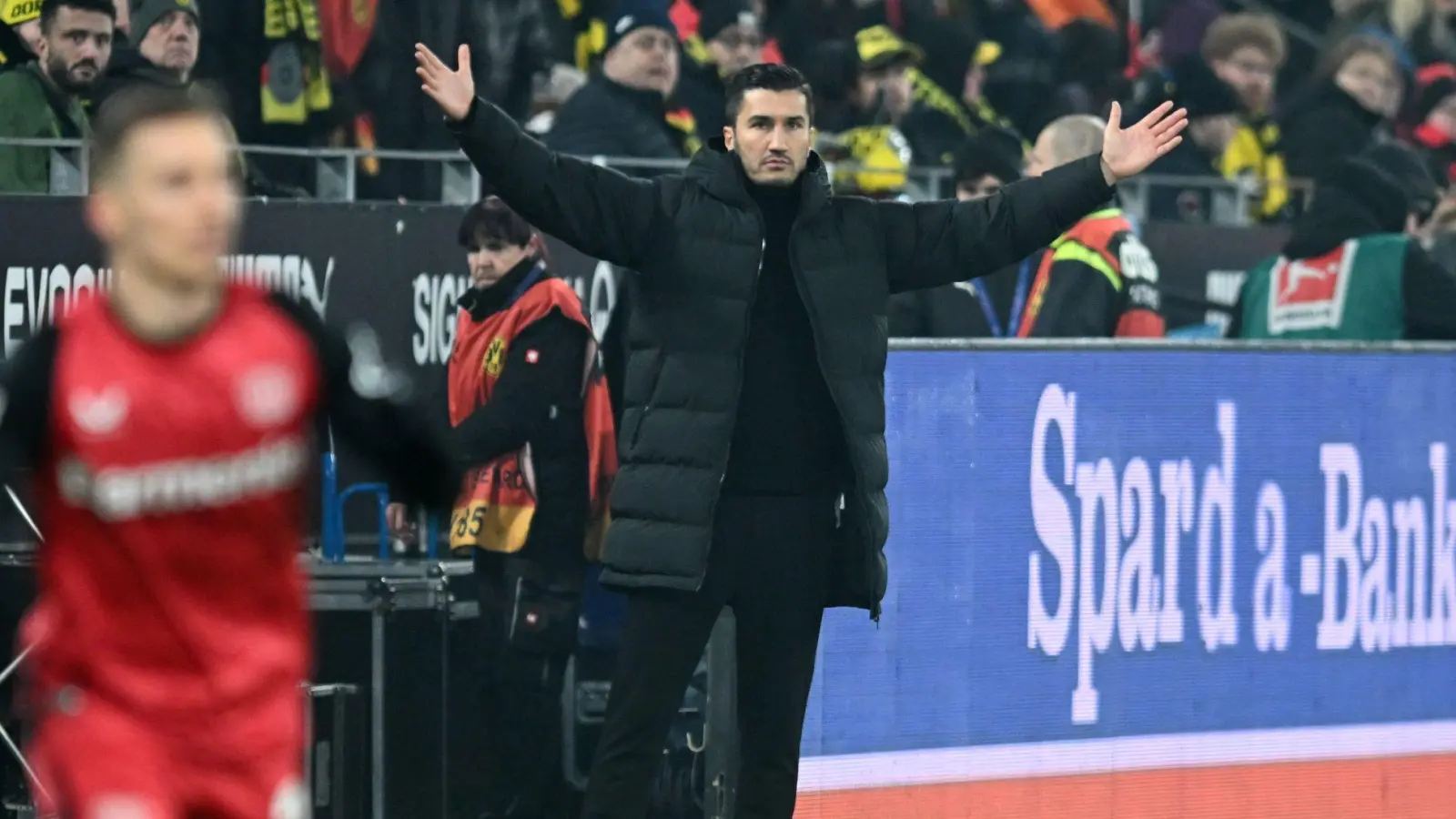 Dortmunds Trainer Nuri Sahin bekam vor dem Leverkusen-Spiel Absagen im Stundentakt. (Foto: Bernd Thissen/dpa)