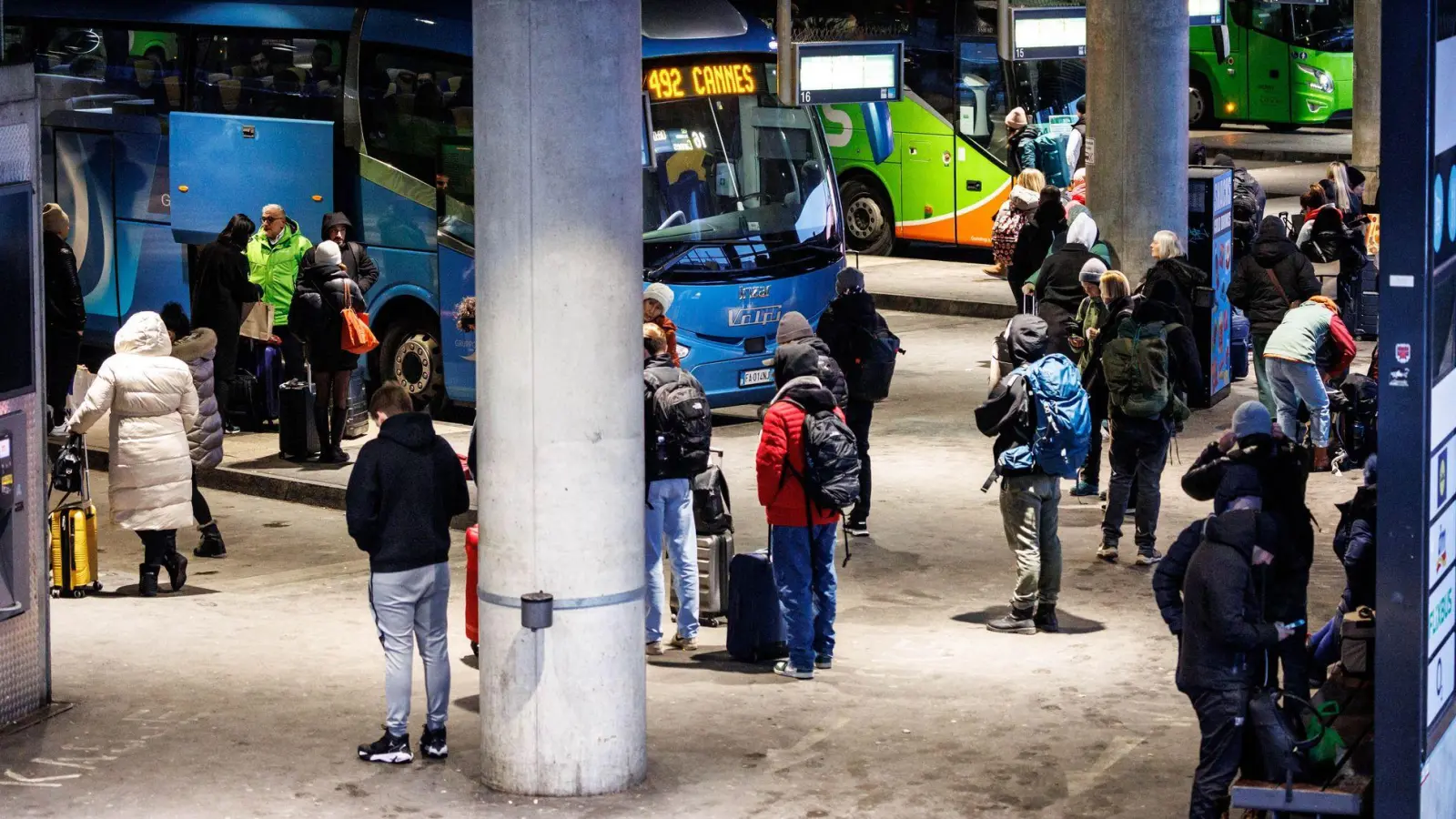 Bei Fernbus-Verspätungen oder -Ausfällen haben Reisende Anspruch auf Umbuchung oder Ticket-Erstattung. (Foto: Matthias Balk/dpa/dpa-tmn)