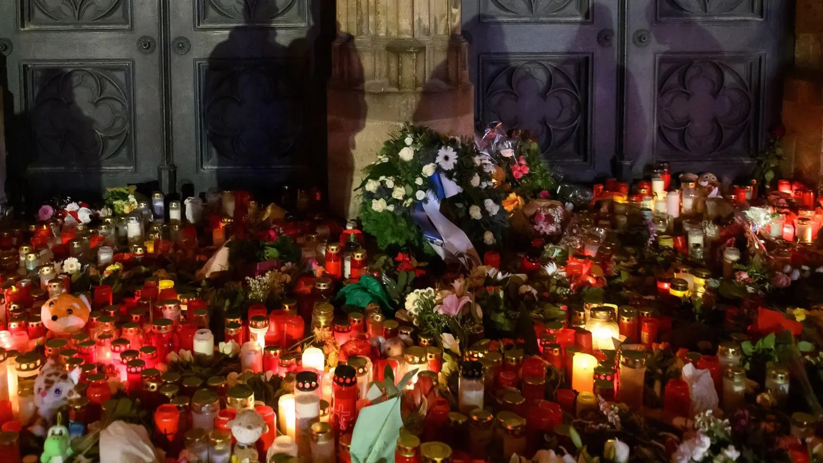 In Magdeburg ist die Trauer groß - aber auch in Floß in der Oberpfalz herrscht tiefe Betroffenheit.  (Foto: Klaus-Dietmar Gabbert/dpa)