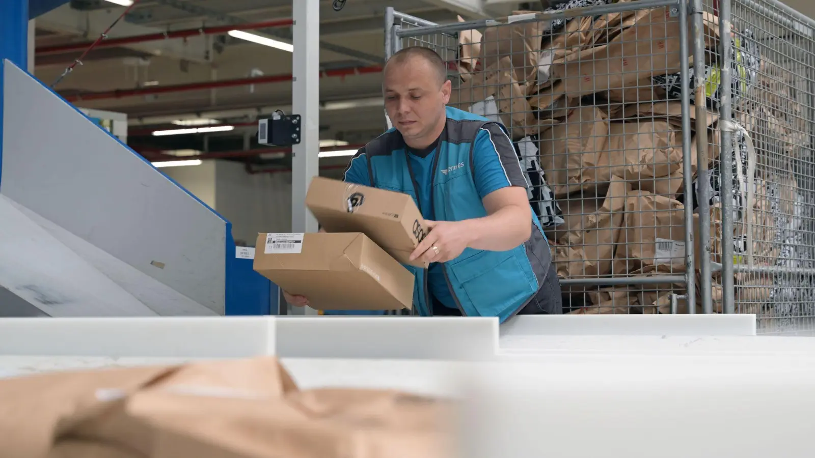 In der Logistik werden viele Fachkräfte gesucht (Foto: Michael Bahlo/dpa)