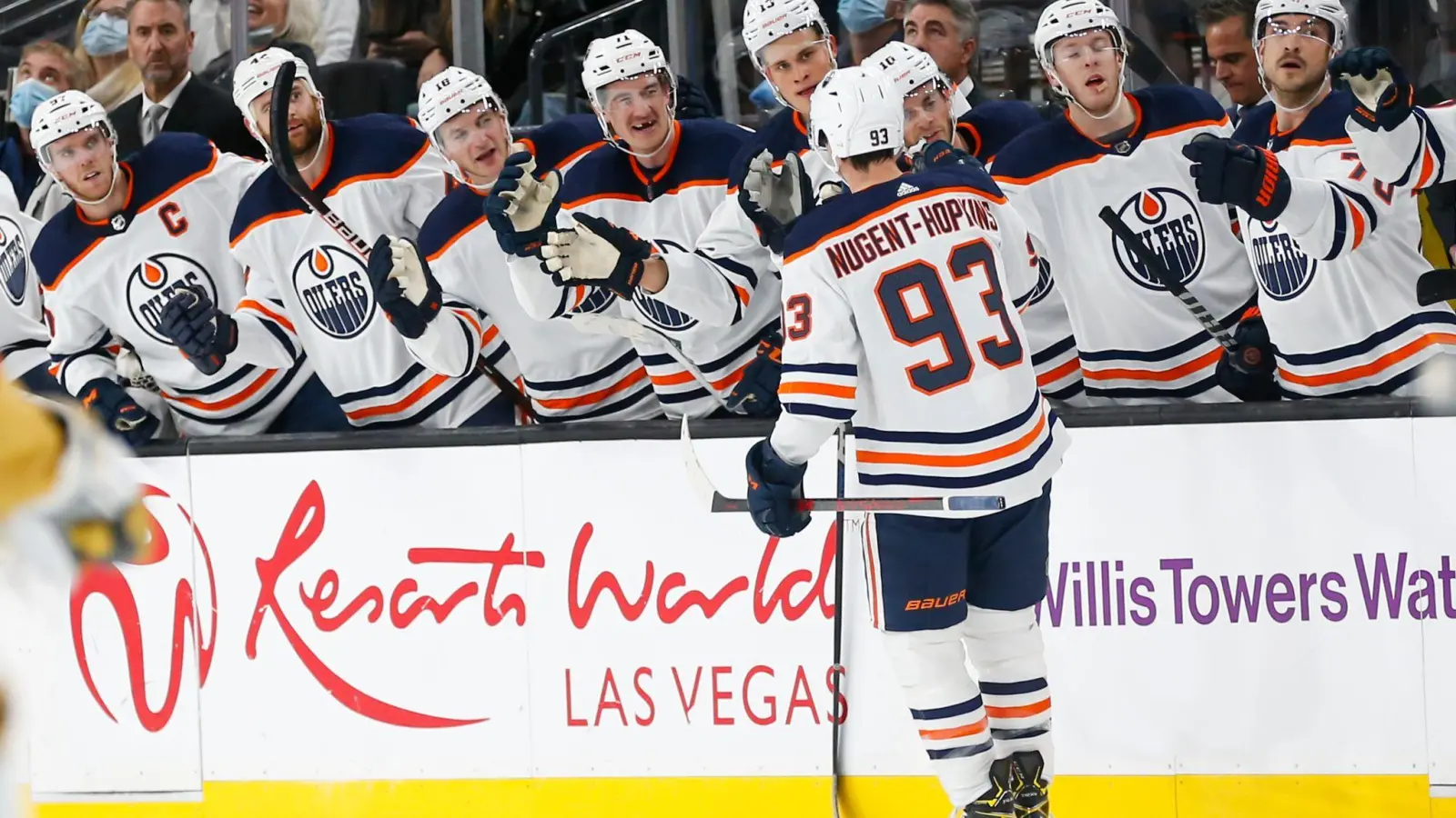 Edmonton Oilers-Center Ryan Nugent-Hopkins (93) feiert mit der Bank nach seinem Tor gegen die Vegas Golden Knights während des ersten Drittels. (Foto: Chase Stevens/AP/dpa)