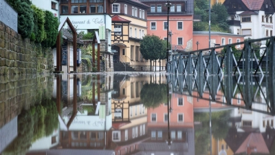 Die Häuser des Luftkurortes Rathen spiegeln sich im Hochwasser der Elbe, während die Pegelstände in Sachsen weiter ansteigen. (Foto: Jan Woitas/dpa/dpa-tmn)