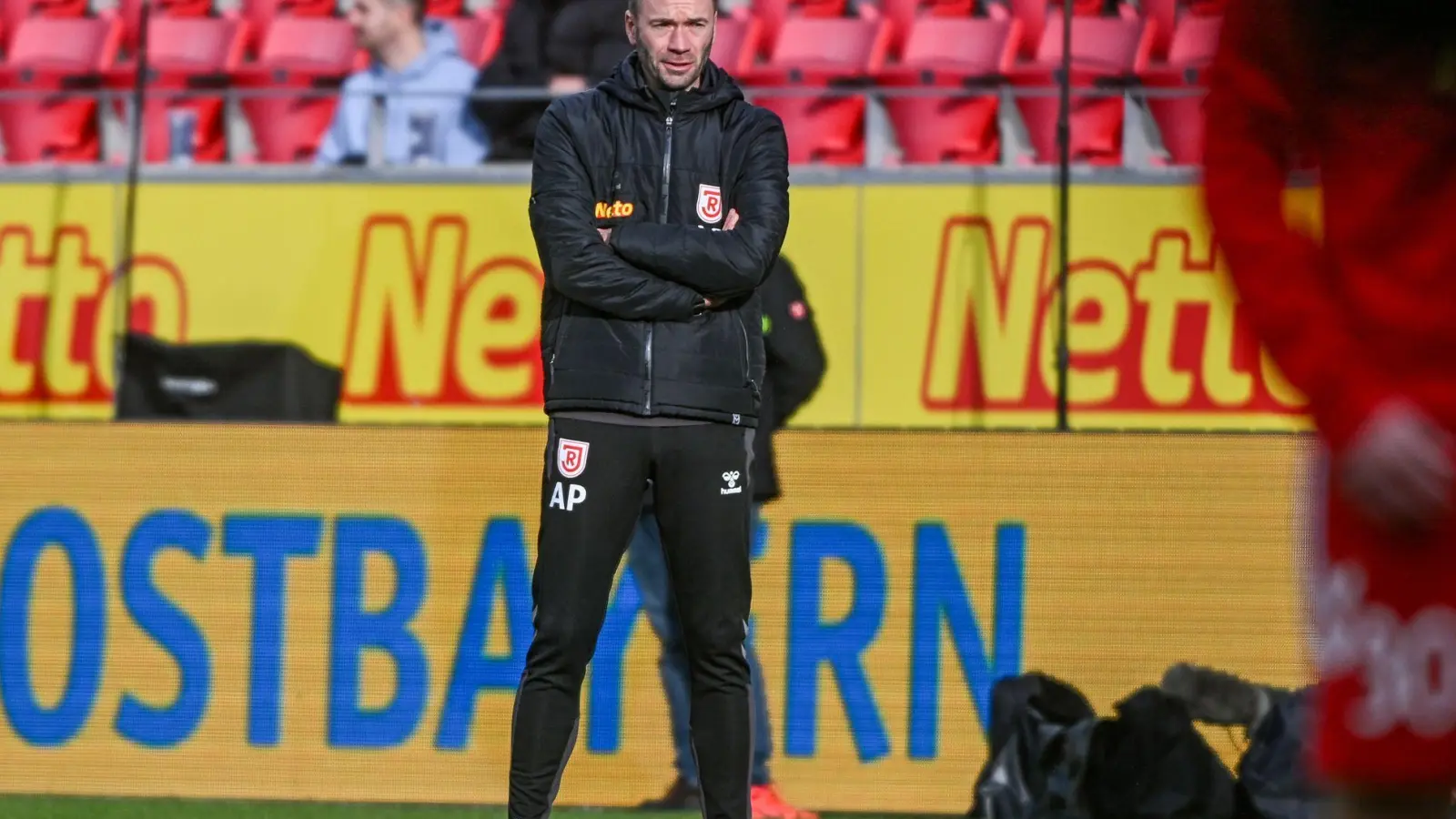 Regensburgs Coach Andreas Patz: „In einem Pokalspiel ist alles möglich.“ (Foto: Armin Weigel/dpa)