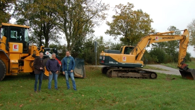 Gaben den Startschuss für das kleine Baugebiet an der Dürrwanger Straße (von links): OB Dr. Christoph Hammer, Martin Engelhardt von der beauftragten Baufirma sowie Bauamtsmitarbeiter Martin Hemm. (Foto: Markus Weinzierl)