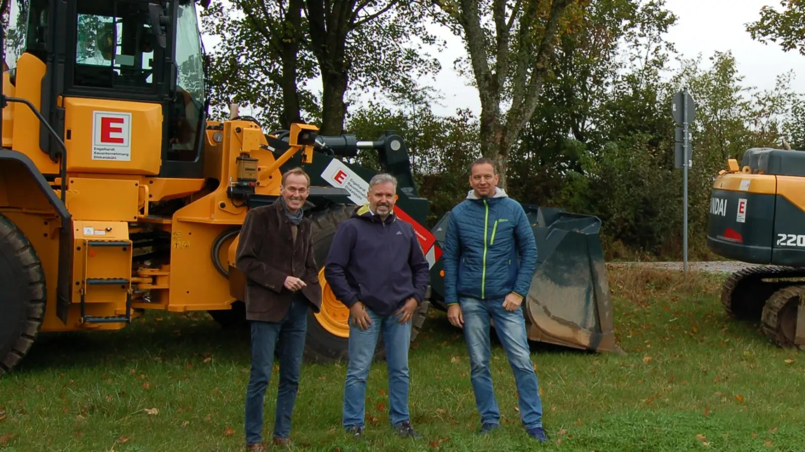 Gaben den Startschuss für das kleine Baugebiet an der Dürrwanger Straße (von links): OB Dr. Christoph Hammer, Martin Engelhardt von der beauftragten Baufirma sowie Bauamtsmitarbeiter Martin Hemm. (Foto: Markus Weinzierl)