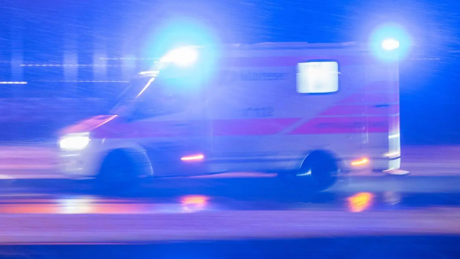 Einsatz für die Rettungskräfte: Eine Fußgängerin ist von einem Auto erfasst und unter dem Vorderreifen eingeklemmt worden. (Symbolbild) (Foto: Sebastian Gollnow/dpa)