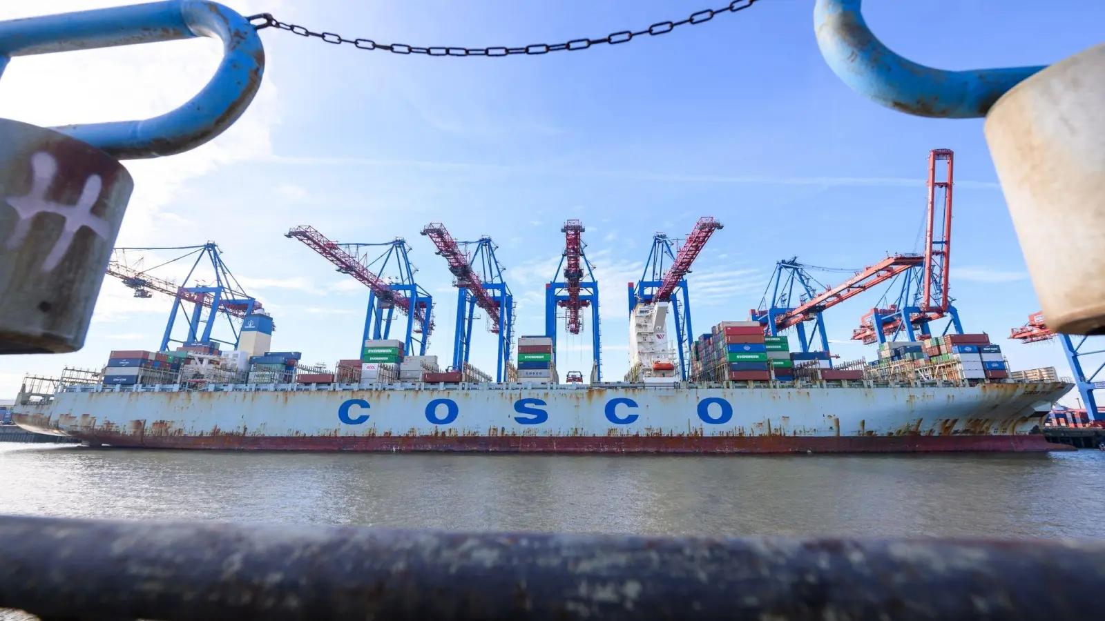 Das Containerschiff „Cosco Pride“ der chinesischen Reederei Cosco Shipping liegt am Containerterminal Tollerort. (Foto: Jonas Walzberg/dpa)