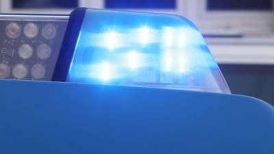 Das blinkende Blaulicht an einem Dienstauto der Polizei. (Foto: Bodo Schackow/dpa)
