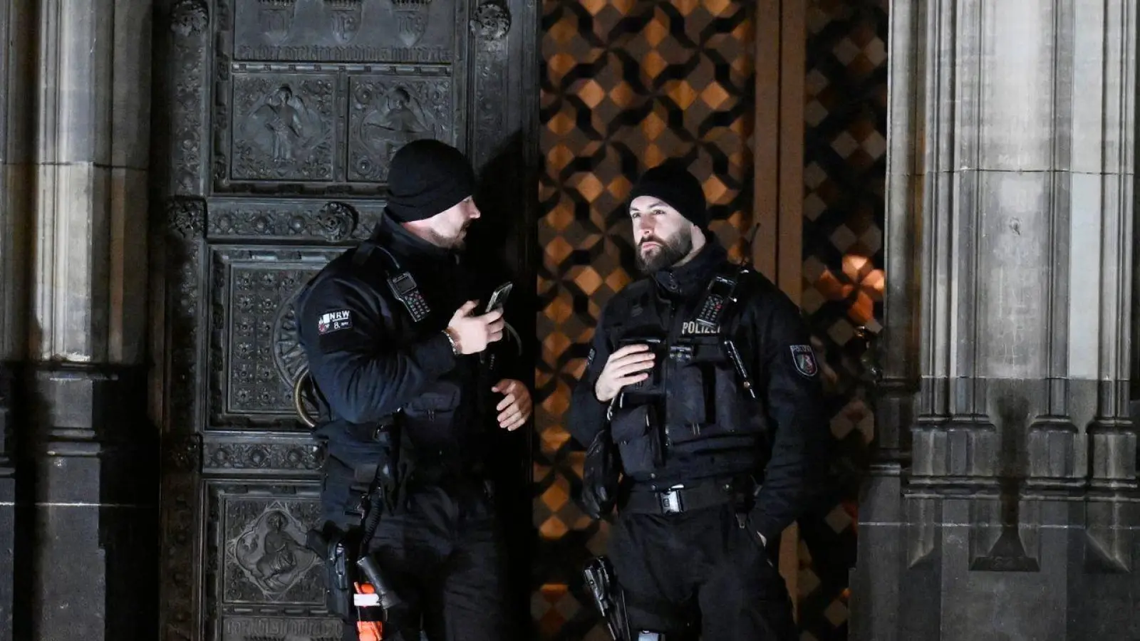 Polizisten sichern einen Eingang zum Kölner Dom. (Foto: Roberto Pfeil/dpa)