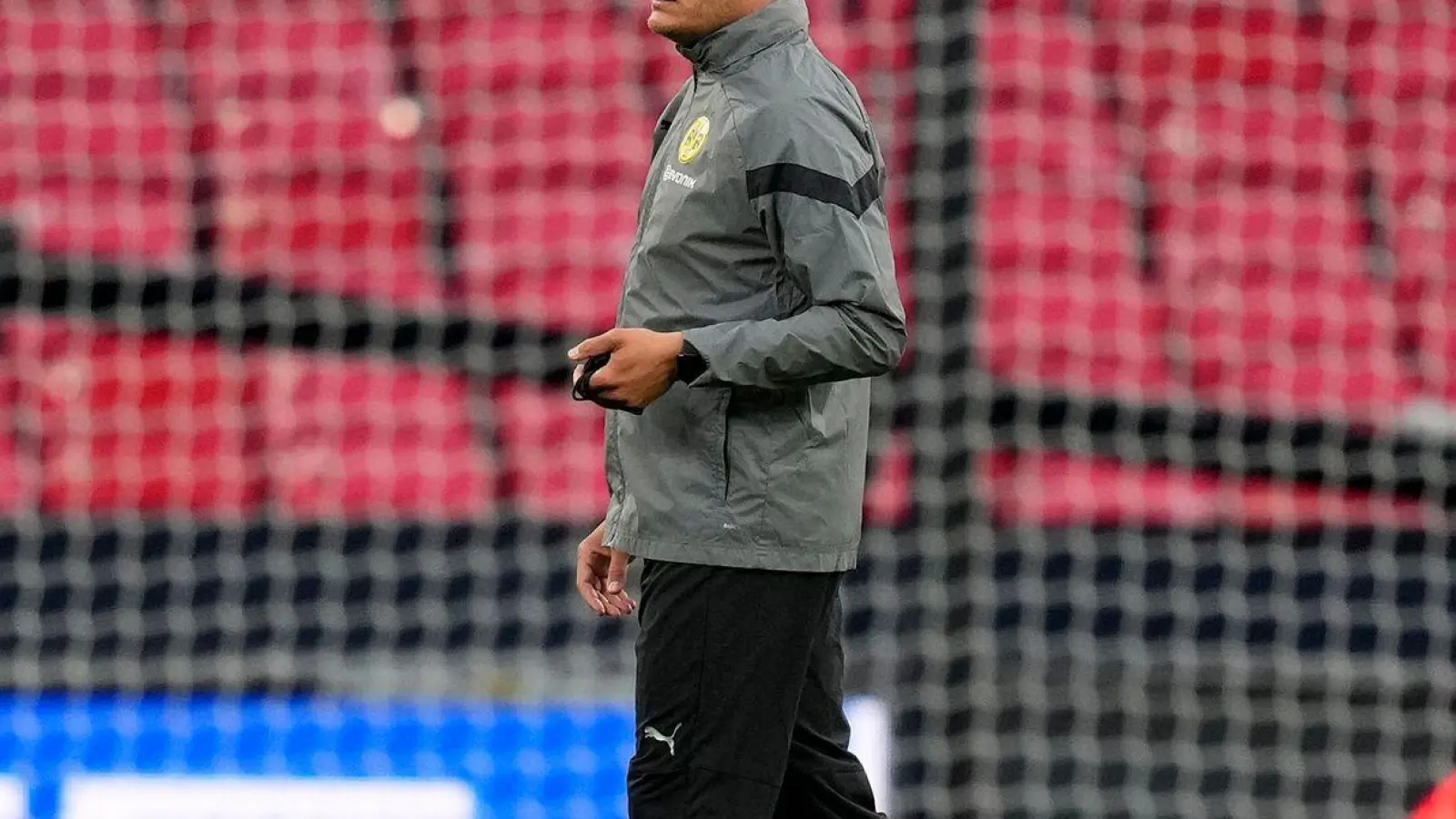 Dortmunds Cheftrainer Edin Terzic beim Abschlusstraining im Wembley-Stadion. (Foto: Kirsty Wigglesworth/AP/dpa)