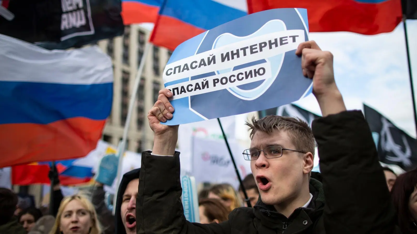 Schon 2019 hat Russland die Voraussetzungen für das Abkapseln Russlands vom Internet geschaffen. Damals gab es Proteste für ein freies Internet in Russland. (Archivbild) (Foto: Alexander Zemlianichenko/AP/dpa)