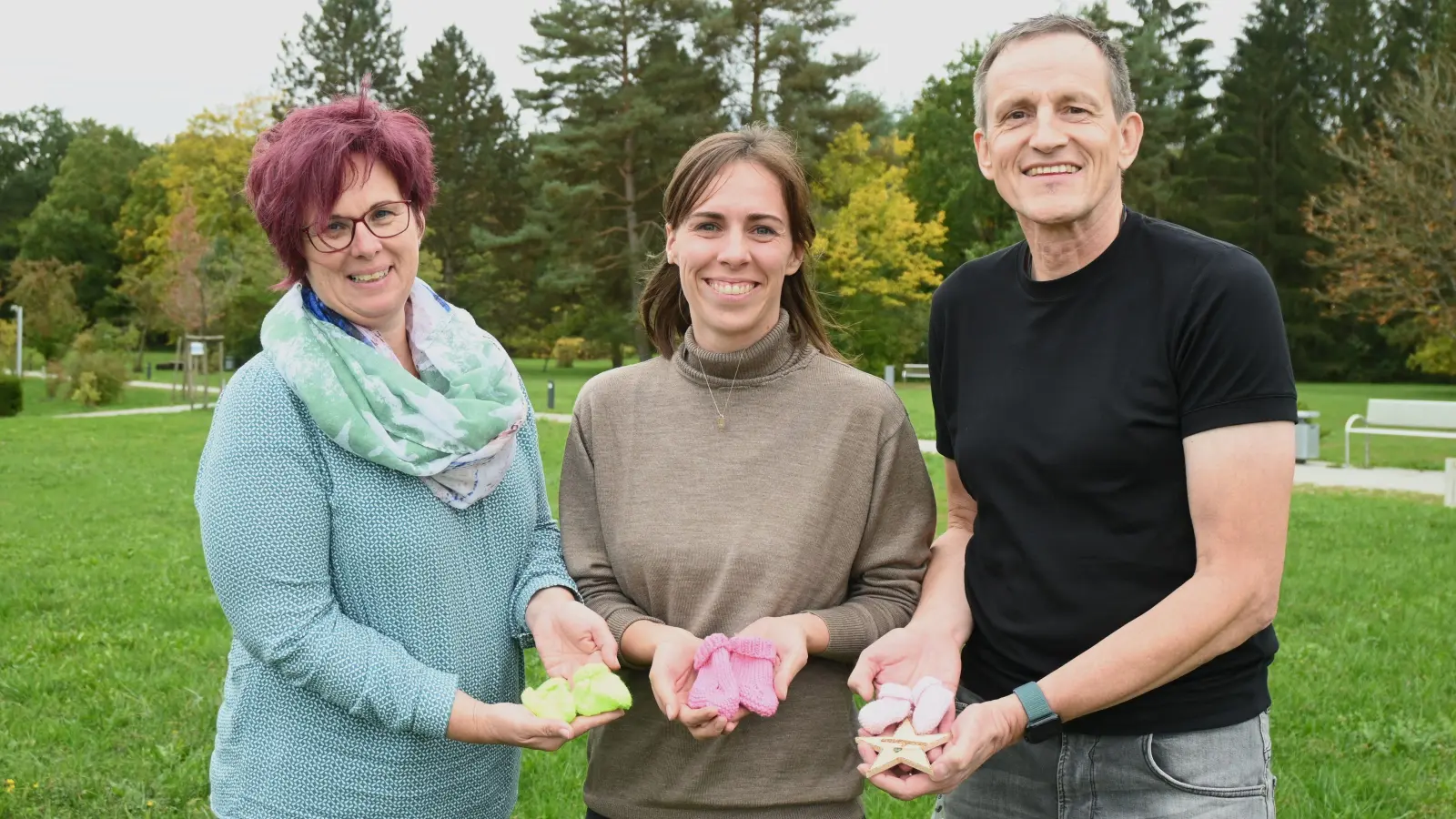 Krankenschwester Petra Igel (links), Madeleine Danner und Klinik-Seelsorger Michael Jokisch gehören zum Team des Offenen Gesprächskreises für Eltern mit Sternenkindern in Ansbach. Das nächste Treffen ist am Mittwoch, 16. Oktober. (Foto: Luca Paul)