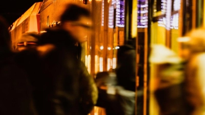 Studien belegen, dass insgesamt mehr Berufstätige pendeln. (Foto: Oliver Berg/dpa)