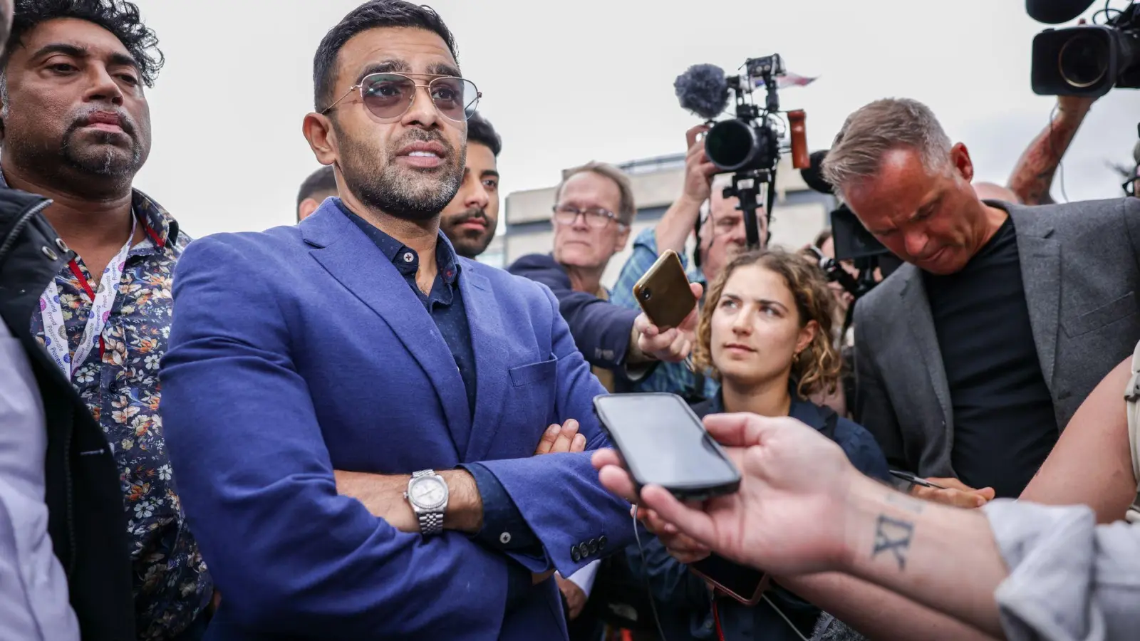 Ein Anwalt prangert das Vorgehen der Polizei an. (Foto: James Speakman/PA Wire/dpa)