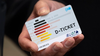 Der Städtetag fordert eine langfristige Finanzierung des Deutschlandtickets. (Foto: Boris Roessler/dpa)