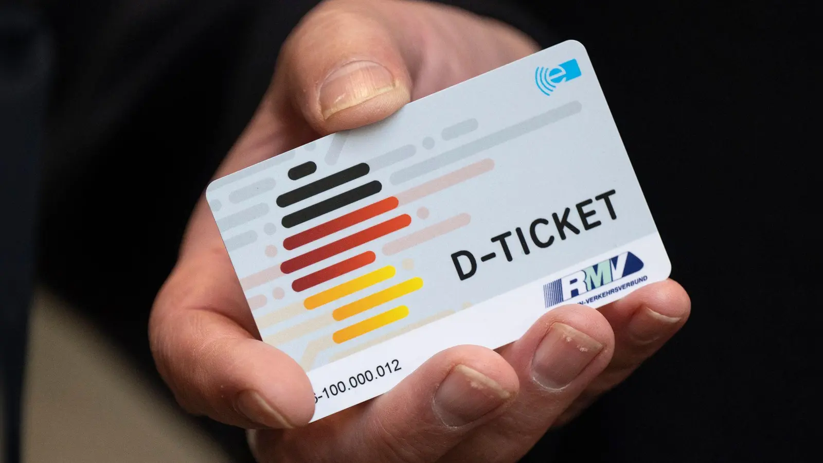 Der Städtetag fordert eine langfristige Finanzierung des Deutschlandtickets. (Foto: Boris Roessler/dpa)