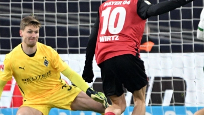 Wirtz schießt das 1:0 für Leverkusen. (Foto: Federico Gambarini/dpa)