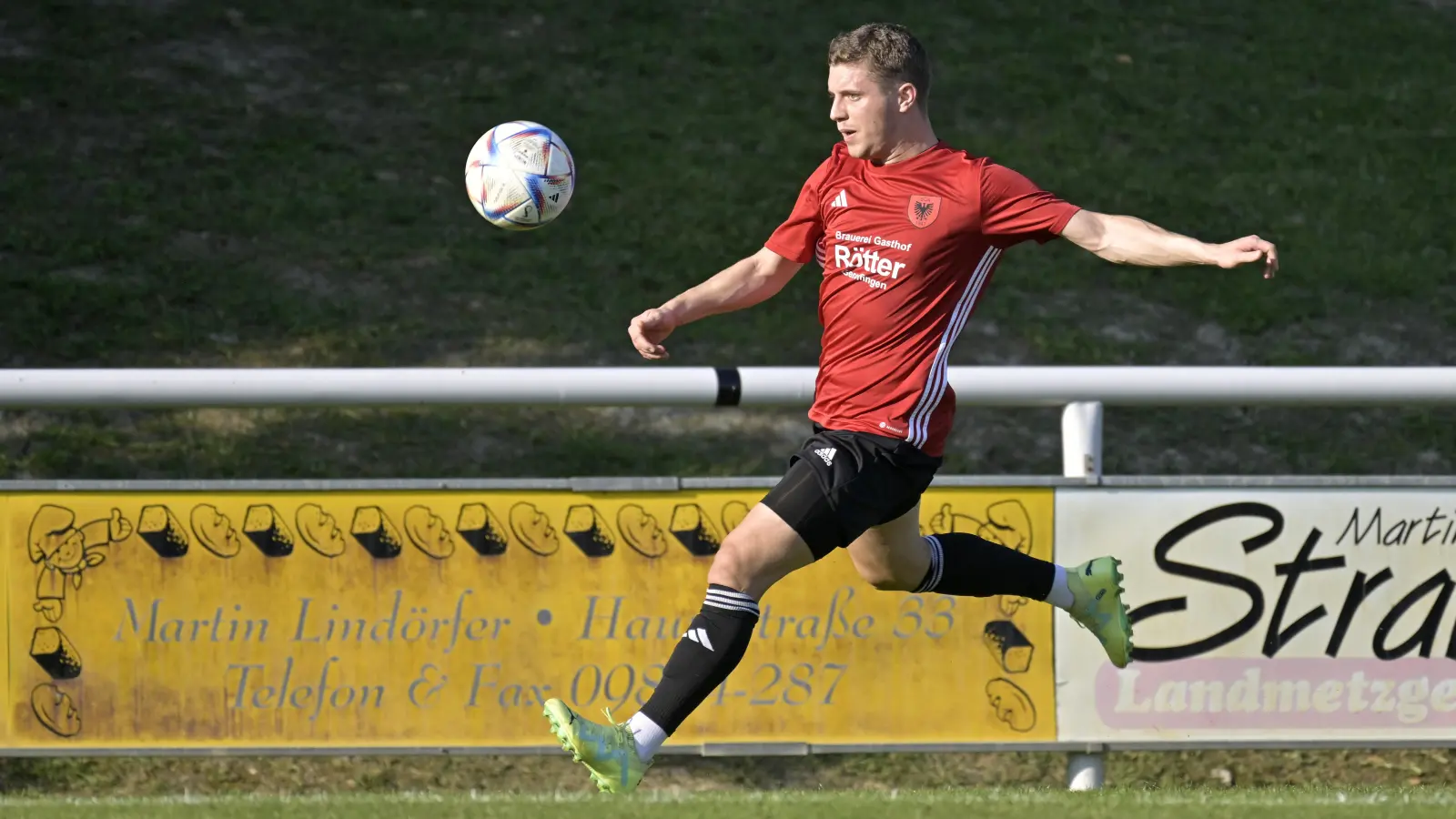 Daniel Holzmann (in einem anderen Spiel) leistete die Vorarbeit zur Aufkirchener Führung und hatte in der Schlussphase sogar noch das 3:0 auf dem Fuß. (Foto: Martin Rügner)