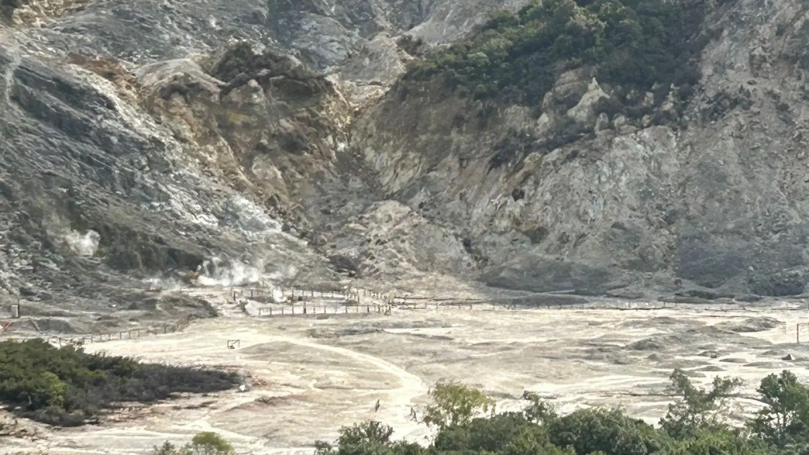 Das Vulkanfeld Solfatara im Westen der italienischen Millionenmetropole Neapel wird immer wieder von Erdbeben erschüttert. (Foto: Christoph Sator/dpa)