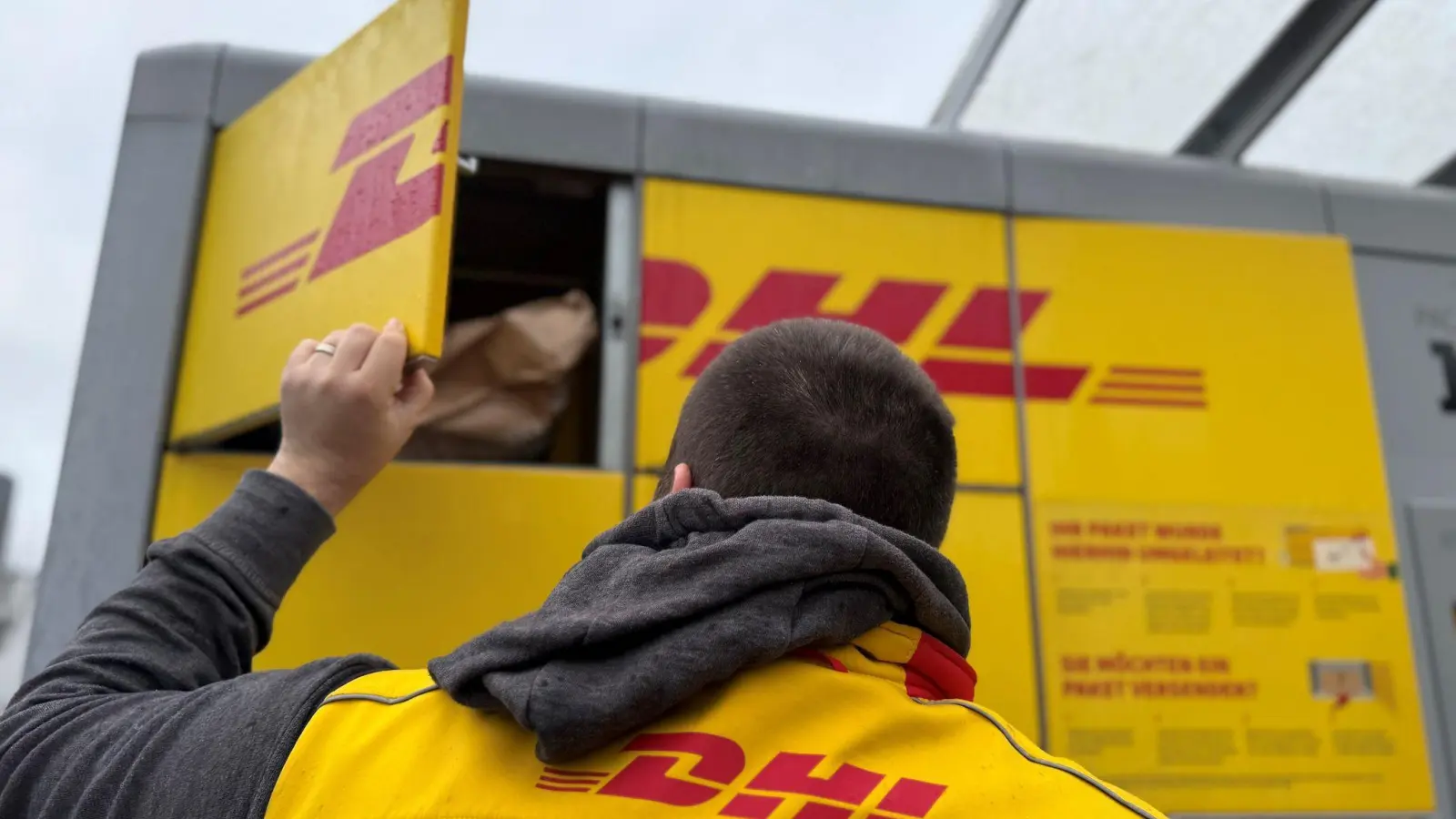 Ein typischer DHL-Paketautomat, der gerade von einem Paketboten befüllt wird. (Archivbild) (Foto: Wolf von Dewitz/dpa-Zentralbild/dpa)