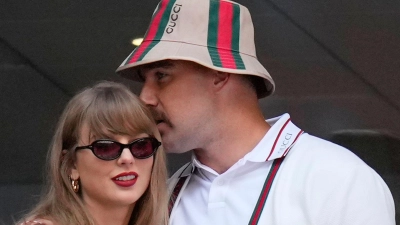 Football-Star Travis Kelce möchte Superstar Taylor Swift weiterhin so gut er kann den Rücken stärken. (Archivbild) (Foto: Kirsty Wigglesworth/AP/dpa)