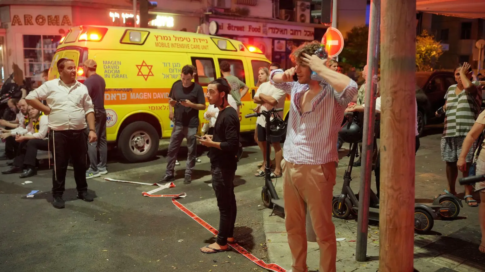 Ein Mensch wurde getötet und mehrere verletzt, als eine Drohne aus dem Jemen in Tel Aviv einschlug. (Foto: Erik Marmor/AP)