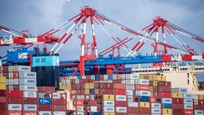 Containerschiffe liegen am Wilhelmshavener Tiefwasserhafen Jade-Weser-Port. Gesunkene Importe und Exporte haben im Juni die Handelsbilanz beeinflusst. (Foto: Sina Schuldt/dpa)